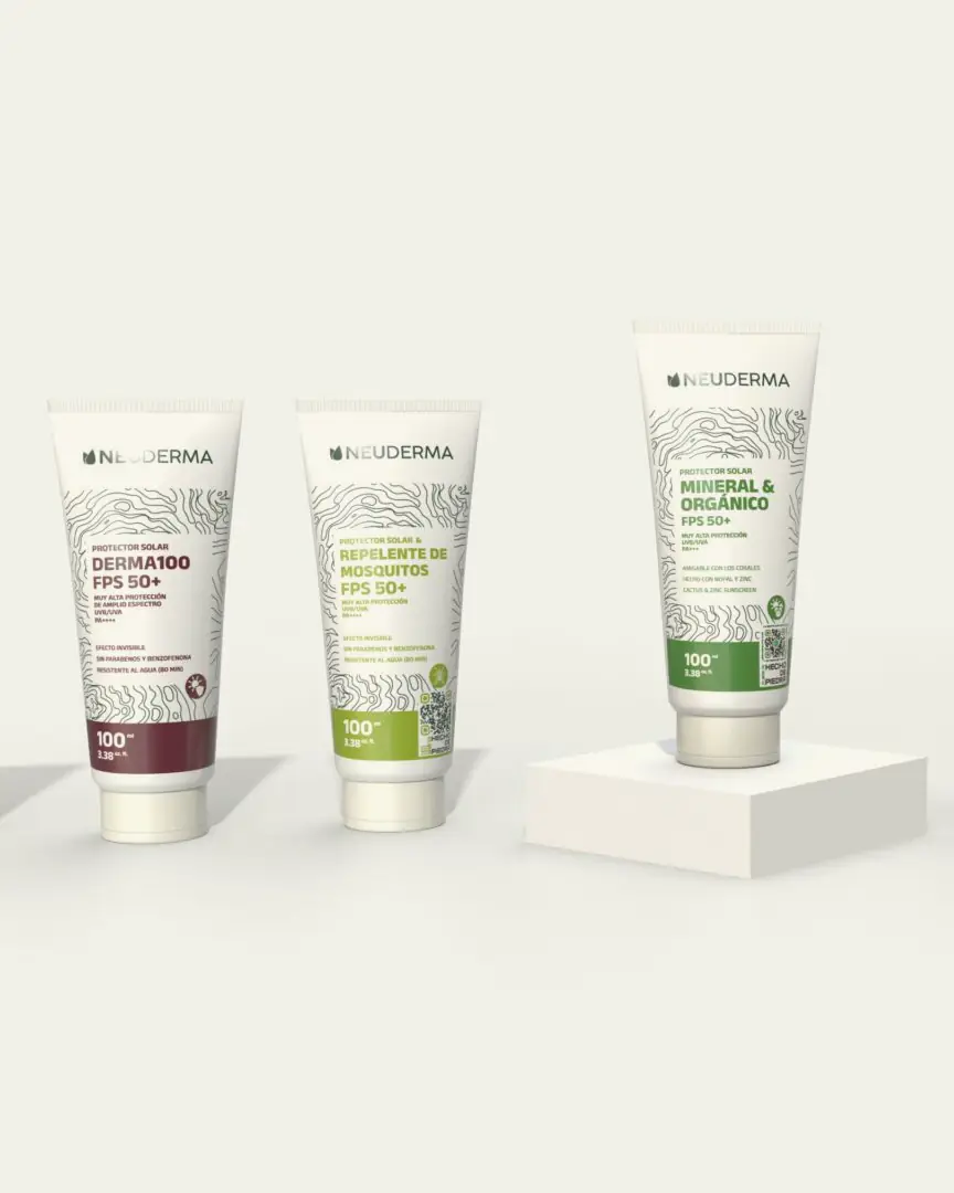 Tres tubos de protector solar Neuderma de 100 ml: DERMA100 FPS 50+, protector solar y repelente de mosquitos FPS 50+ y Mineral & Orgánico FPS 50+ sobre un pedestal blanco